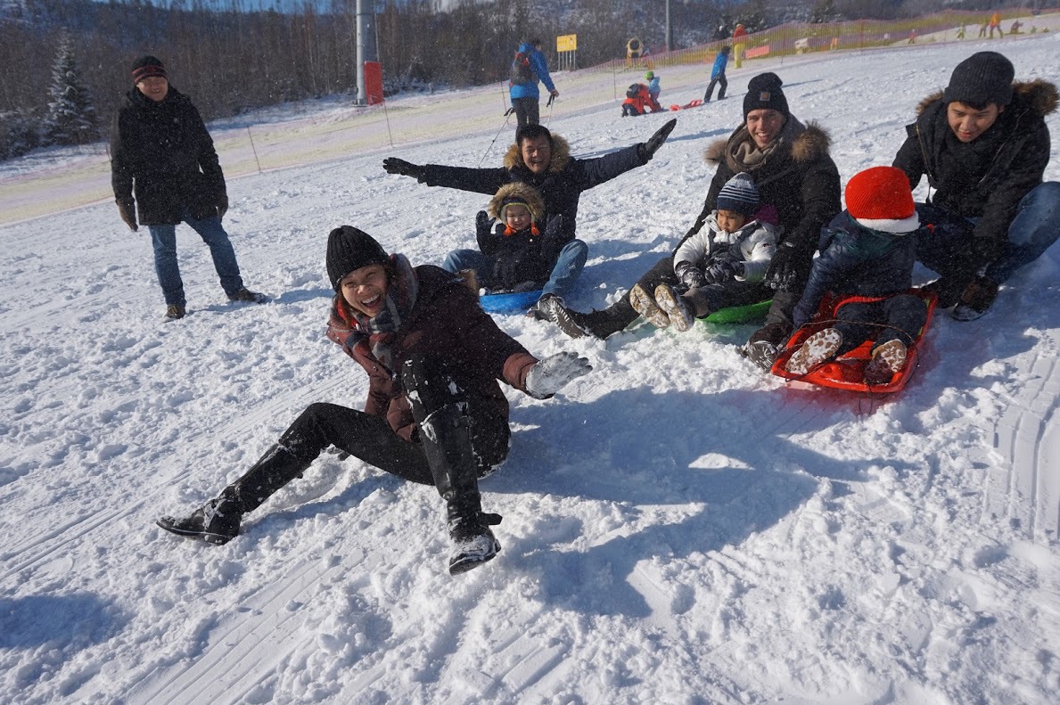 <p class="Normal"> Giống như nhiều gia đình khác, đoàn FPT hăm hở cùng nhau chơi các trò trên tuyết.</p>