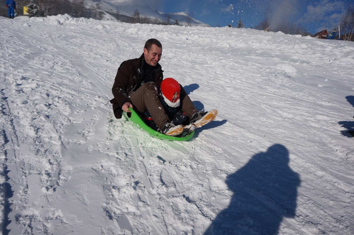 <p> <span style="color:rgb(0,0,0);">Anh Antoine Heilbronn và bé Alex cười tít trong trò trượt tuyết.</span></p>