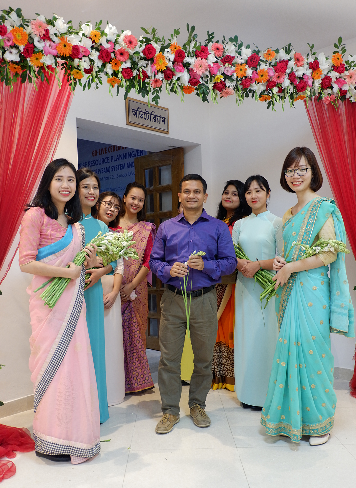 <p> Nguyễn Như Quỳnh onsite từ tháng 12 năm ngoái, đến nay đã tròn một năm. Hiện tại, FPT IS có 4 dự án onsite tại Bangladesh gồm: BITAX, IVAS, GTCL và ERP với hơn 30 CBNV từ Việt Nam qua. Riêng dự án GTCL có 6 nữ đều còn rất trẻ.</p>