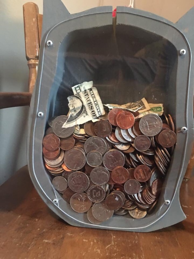 <p> "Cô cháu gái 4 tuổi của tôi tìm thấy một tờ tiền 1 đôla và cho rằng nó không vừa với khe tiền xu, vì vậy cô bé đã xé nó ra thế này".</p>