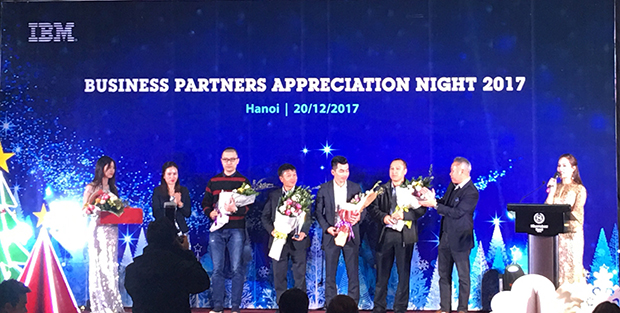 Ông Eric CW Yeo, tổng giám đốc IBM Việt Nam trao giải cho ông Bùi Ngọc Khánh-CEO của