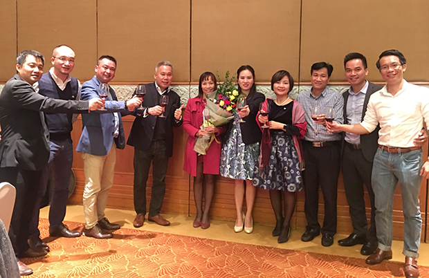 Bà Nguyễn Thị Cẩm Bình - Giám đốc FPS.HN (người đang ôm bó hoa đứng giữa) đại diện FPT Trading nhận giải thưởng Best Sales Manager Distributor Award từ IBM