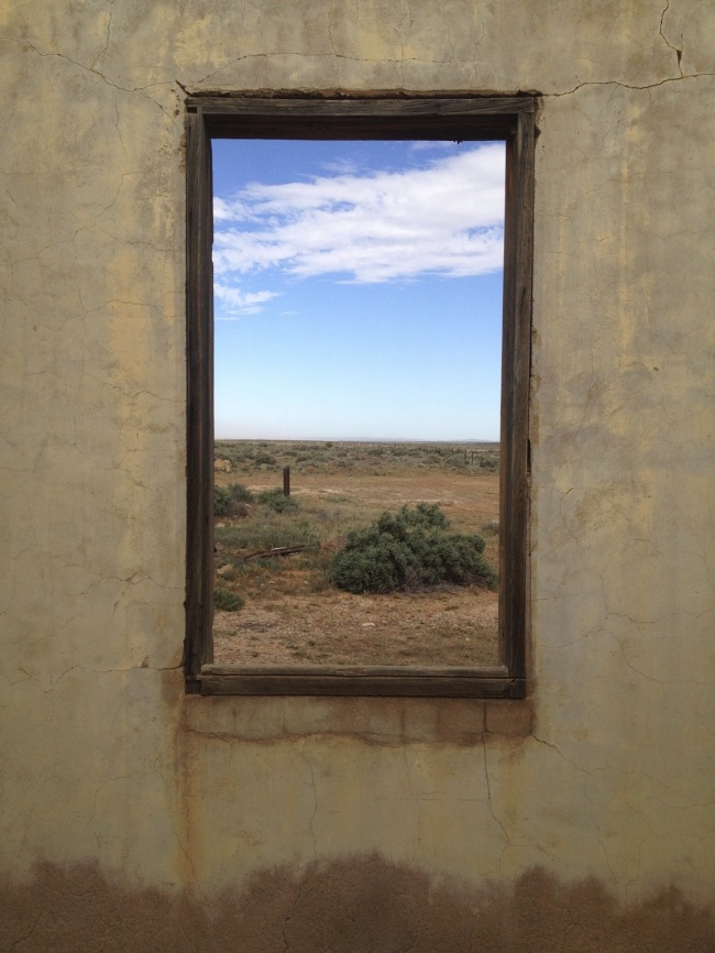 <p> Chiếc cửa sổ trong căn nhà bỏ hoang ở Úc trông giống như một bức tranh.</p>