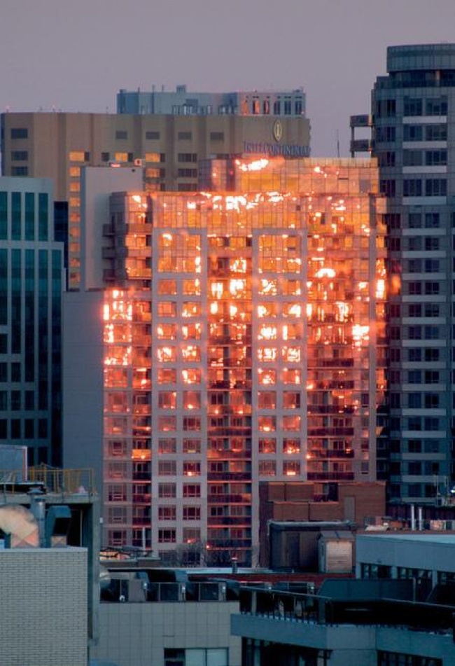 <p> "Đây không phải là tòa nhà đang cháy mà nó phản chiếu ánh hoàng hôn."</p>