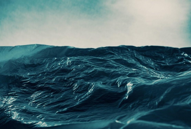 <p> Đây không phải là sóng biển, chỉ là một chiếc túi nilon.</p>