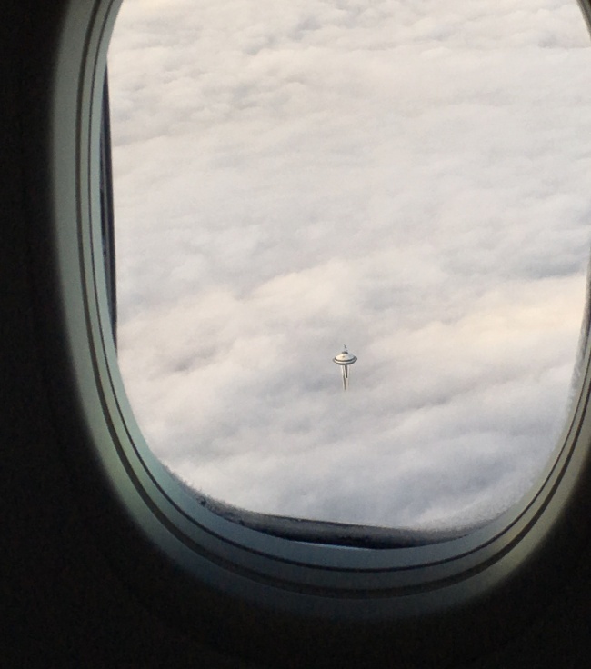 <p> Tà tháp Space Needle ở Seattle thấp thoáng trong mây trông giống như Cloud City trong Star Wars.</p>
