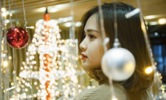 Nàng lễ tân xinh đẹp bên cây thông Noel thu hút mọi ánh nhìn