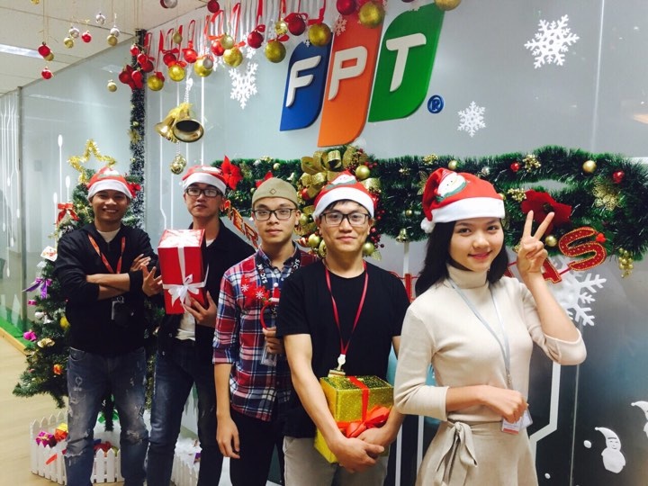 <p> Các CBNV FPT Software tại tòa nhà cao nhất Việt Nam hào hứng chụp ảnh check-in cùng không gian Noel năm nay.</p>