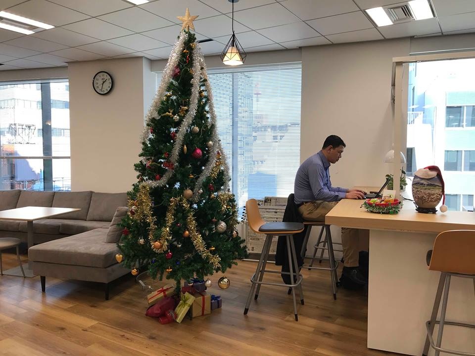 <p> Tại Nhật Bản, dù công việc rất bận rộn và gấp rút nhưng không khí Giáng sinh vẫn ùa đến với các CBNV FPT Software ở đây với cây thông và những món quà nhỏ xinh.</p>