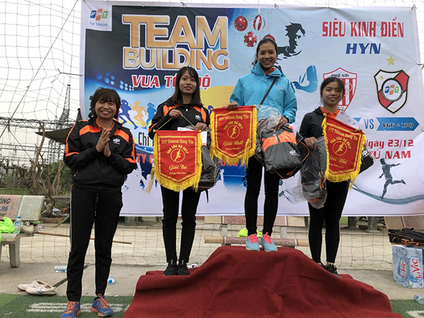 <p> Chị Lan, quán quân của giải chạy nữ lên nhận phần thưởng là tiền mặt, cờ và áo FPT cùng với chị Nguyễn Thị Ánh Tuyết, Giám đốc chi nhánh FPT Telecom Hưng Yên (ngoài cùng bên trái).</p>