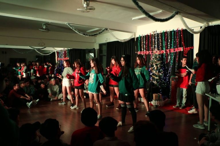 <p class="Normal"> Xen lẫn là màn nhảy giao lưu của các cô gái xinh đẹp đến từ câu lạc bộ nhảy Bling Bling. "T<span>iết mục nhảy rất màu sắc và hấp dẫn", Nguyễn Duy Sơn nhận xét. </span></p>