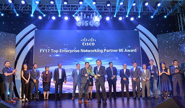 Đại diện FIS, anh Dương Dũng Triều – Chủ tịch HĐTV FIS đã lên nhận cả 3 giải trước sự chúc mừng của các lãnh đạo Cisco khu vực APAC và Cisco Việt Nam.