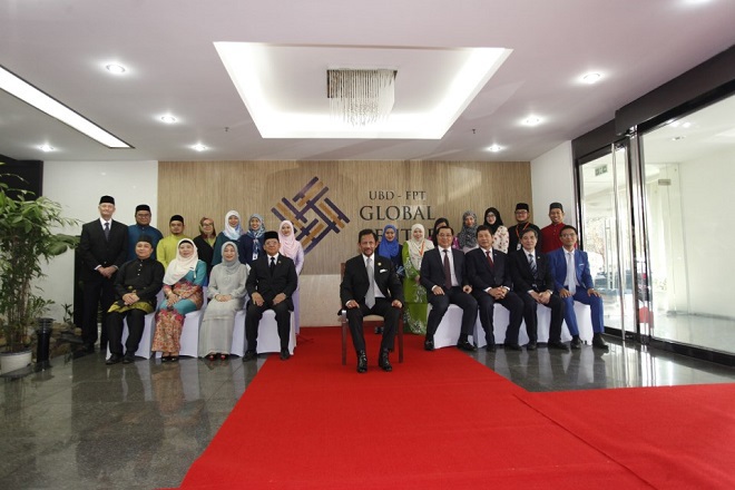 <p class="Normal" style="text-align:justify;"> <strong>Đón Quốc vương Brunei dịp Khai trương Trung tâm tiếng Anh FPT UBD Global Centre</strong></p> <p class="Normal" style="text-align:justify;"> Nhân sự kiện tham dự APEC, Quốc vương Brunei Haji Hassanal Bolkiah Mu’izzaddin Waddaulah cùng đoàn đại biểu cấp cao đã tới thăm Trung tâm tiếng Anh FPT UBD Global Centre, nhân dịp Trung tâm chính thức khai trương. Để FPT UBD Global Centre đi vào hoạt động, Tổ chức Giáo dục FPT phụ trách đầu tư xây dựng cơ sở vật chất và tuyển sinh, ĐH Quốc gia Brunei cung cấp đội ngũ giảng viên và chương trình đào tạo. Những giảng viên đầu tiên đã từ Brunei sang Trung tâm vào tháng 3 vừa qua. Trung tâm cũng chính thức tuyển sinh khóa đầu tiên vào cuối tháng 11.</p> <p class="Normal" style="text-align:justify;"> Thăm hỏi tình hình học tập của sinh viên tại Trung tâm, Quốc vương bày tỏ niềm vui và kỳ vọng Trung tâm sẽ trở thành dấu ấn đặc sắc trong quan hệ hợp tác đào tạo giữa hai quốc gia. FPT UBD Global Centre là công trình hợp tác thứ hai giữa FPT Education và ĐH Quốc gia Brunei. Trước đó, vào tháng 4, Innovation Lab được xây dựng theo mô hình Project Base cũng đã đi vào hoạt động thử nghiệm.</p>