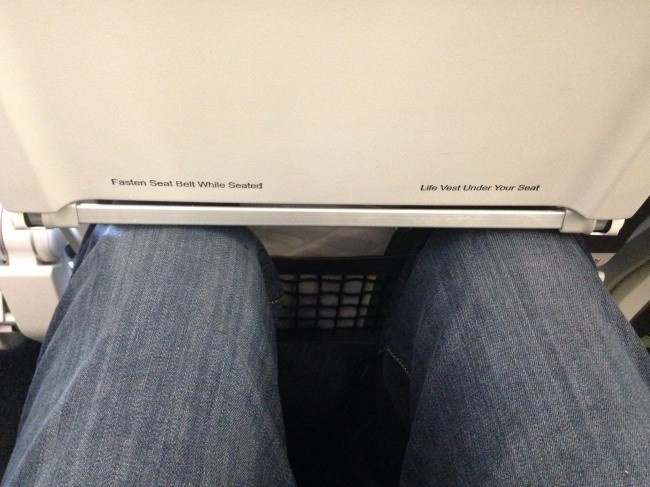 <p> Đi máy bay chả bao giờ có thể để chân một cách thoải mái được. </p>