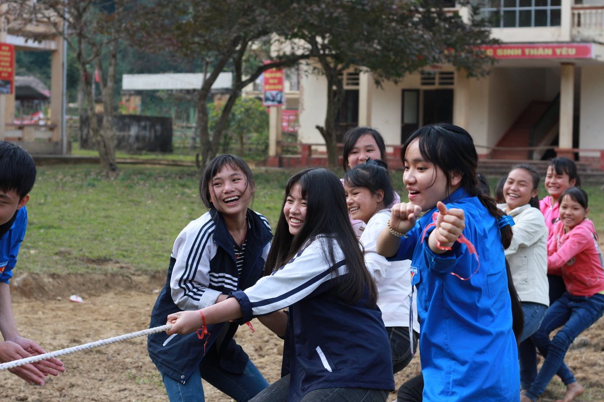 <p> <span style="color:rgb(0,0,0);">Đặc biệt, đoàn đã tổ chức chương trình QVC-Camp (theo fomat chương trình F-Camp của Đaị học FPT) với các phần thi thể thao, văn nghệ đơn giản để các em học sinh Xuân Sơn có thể tham gia. QCV-Camp đã mang đến cho các em những tiếng cười, niềm vui và sự hào hứng. </span></p>