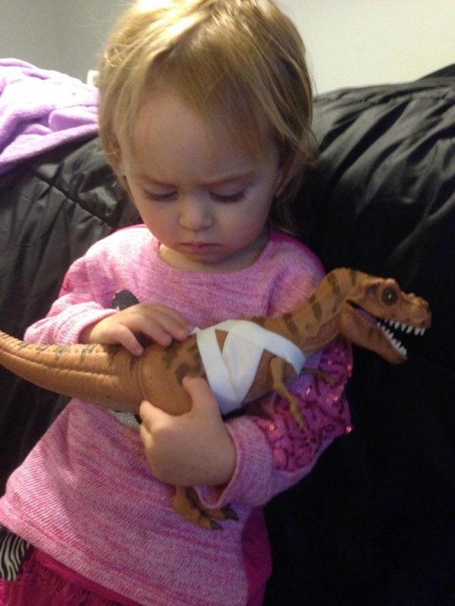 <p> "Đây là cục cưng 2 tuổi của tôi. Bé con nhờ tôi giúp điều trị vết thương của con khủng long này và dỗ dành nó rất nhiều".</p>