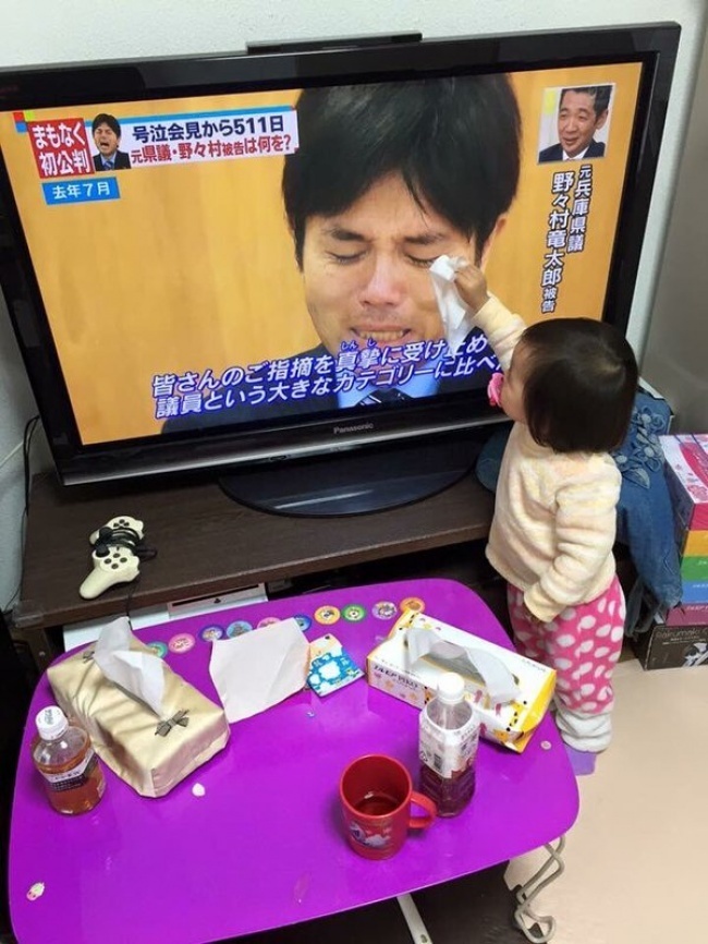 <p> Em bé người Nhật này lau nước mắt cho một chính khách đang khóc.</p>