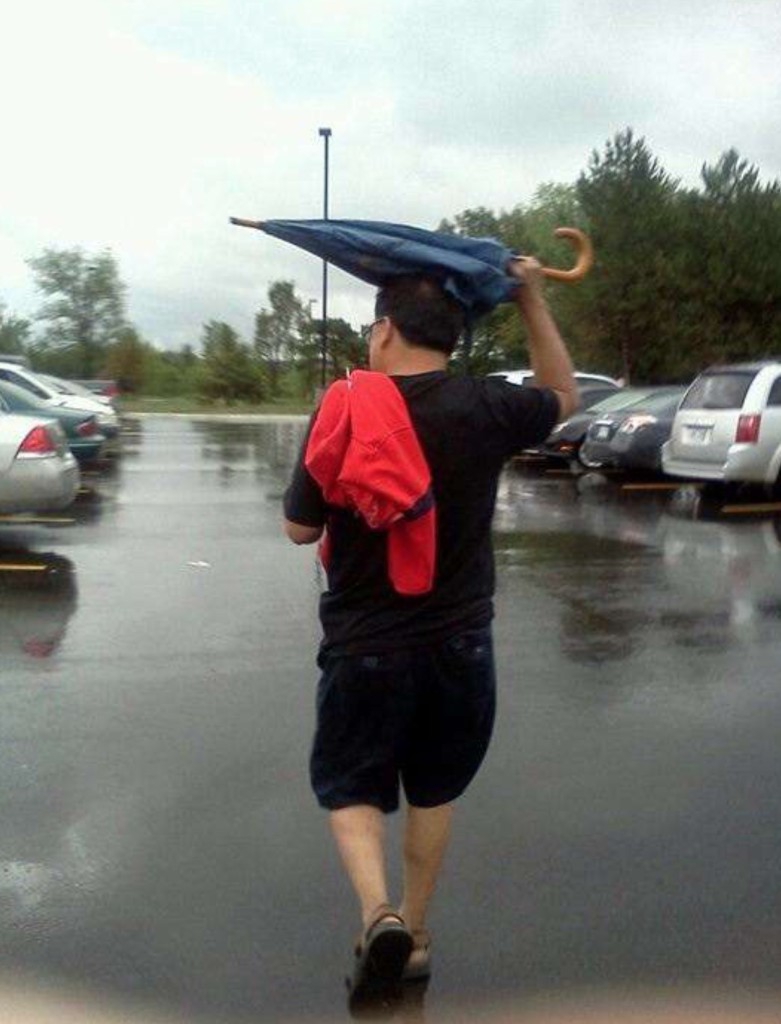 <p> Thế này thì thà để ô ở nhà cho thoải mái, đỡ phải cầm. </p>
