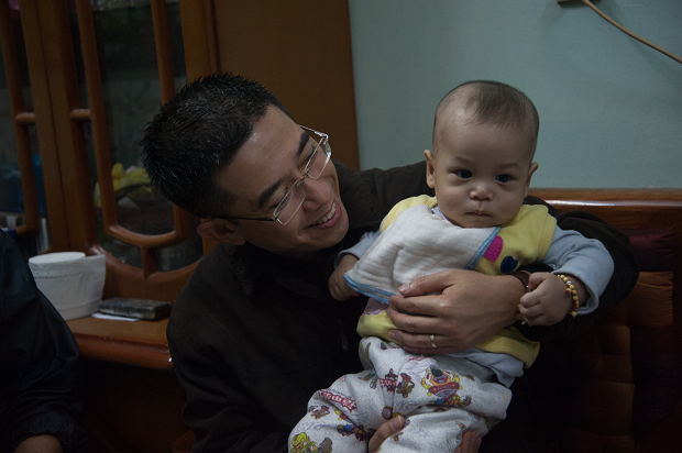 Anh Hoàng Việt Anh và đoàn thăm hỏi đều cảm thấy vui mừng khi bé Phạm Minh An, con trai chị Mười, phát triển bình thường như bao đứa trẻ khác.