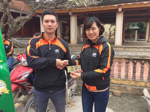 <p> Chị Lưu Thị Lê, Phó giám đốc chi nhánh HN10, trao thưởng cho chàng salesman trẻ Cấn Cao Hưng vì thành tích chốt được 2 hợp đồng ngay trong sáng ngày ra quân.</p>