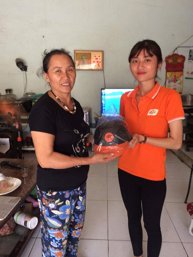 <p> Chị Nguyễn Thị Lệ Minh, Nhân viên kinh doanh chi nhánh HN10, trao quà cho khách hàng ngay khi vừa chốt được hợp đồng. Tuy mới gia nhập nhà Cáo được 7 tháng nhưng chị đã đạt được doanh số cao.</p>