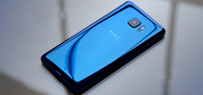 <p class="Normal"> <strong>HTC U Ultra (giảm 3 triệu đồng)</strong></p> <p class="Normal" style="text-align:justify;"> Đầu năm ngoái U Ultra có giá 18,5 triệu đồng, nhưng nay chỉ còn 10 triệu đồng, ngang với một số smartphone tầm trung. Dù vẫn có giá niêm yết 13 triệu đồng, tại một số cửa hàng ở Hà Nội, U Ultra phiên bản 4GB RAM giờ chỉ còn 10 triệu đồng. Với mức giá này, U Ultra là mẫu smartphone Android có hiệu năng ấn tượng. Sản phẩm được trang bị chip Snapdragon 821, RAM 4GB cùng màn hình 5,7 inch QuadHD.</p>