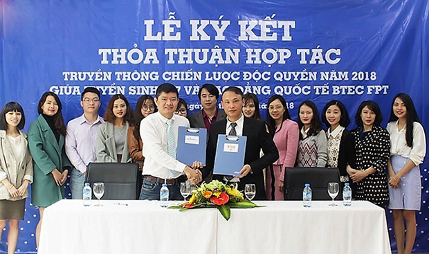 Ông Vũ Hải Long – Giám đốc Cao đẳng Quốc tế BTEC FPT (phải) bắt tay ký kết thỏa thuận hợp tác truyền thông chiến lược độc quyền năm 2018 với ông Ngô Quý Thu – Giám đốc Tuyensinh247.com (trái).