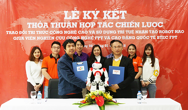 Ông Vũ Hải Long – Giám đốc Cao đẳng Quốc tế BTEC FPT ký kết thỏa thuận hợp tác chiến lược về công nghệ cao và Robot NAO với ông Trần Thế Trung – Viện trưởng Viện nghiên cứu công nghệ FPT.