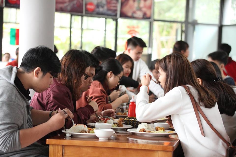 <p> Buổi trưa, hơn 200 học sinh của 3 trường THPT đã được thưởng thức cơm trưa tại căng teen Đại học FPT. </p>