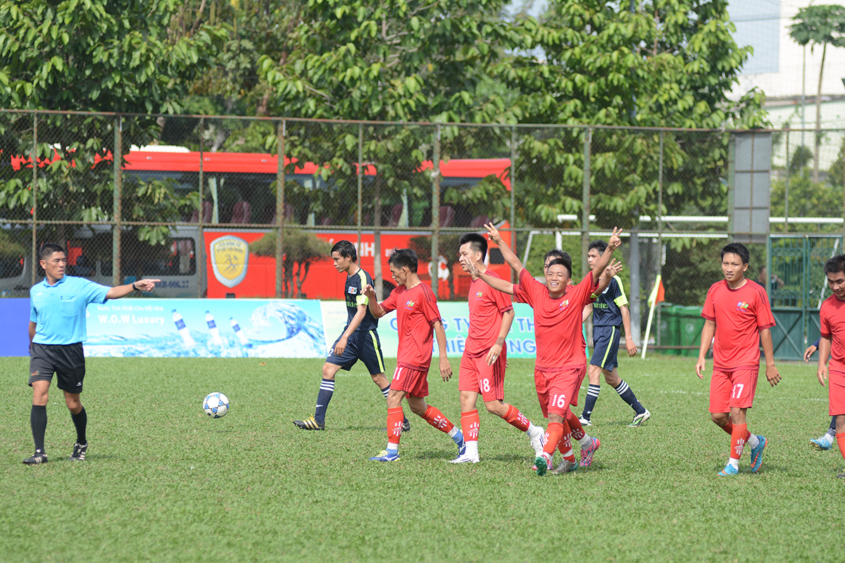 <p> Văn Phong (áo đỏ, số 16) được coi là người hùng của FPT Telecom khi mang về cú đúp cho đội nhà, đặc biệt là pha có mặt kịp thời để nâng tỷ số lên 3-2. Đây cũng là kết quả cuối cùng của trận chung kết. </p>
