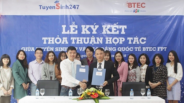Ông Vũ Hải Long – Giám đốc Cao đẳng Quốc tế BTEC FPT (phải) bắt tay ký kết thỏa thuận hợp tác chiến lược năm 2018 với ông Ngô Quý Thu – Giám đốc Tuyensinh247.com (trái)