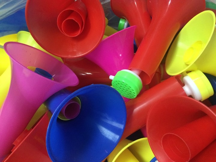 <p> Bên cạnh chiếc tù và đặc biệt còn có sự xuất hiện của hàng trăm chiếc kèn Vuvuzela với đủ sắc màu rực rỡ là đạo cụ cho buổi lễ phát động sáng 12/1.</p>