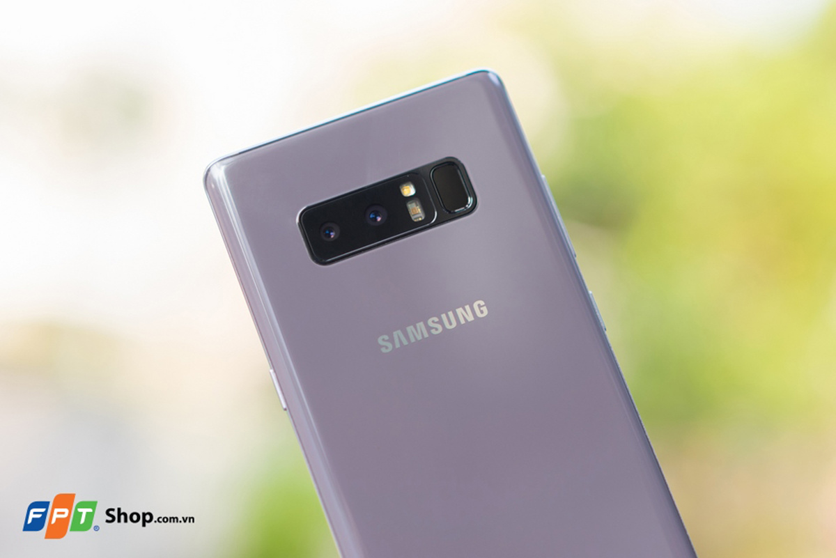 <p> Đặc biệt, Galaxy Note 8 cũng là dòng sản phẩm đầu tiên của Samsung trang bị hệ thống camera kép 12 MP, gồm ống kính góc rộng (f/1.7) và ống kính tele (f/2.4) với khả năng zoom quang 2x. Cả hai ống kính này đều hỗ trợ tính năng chống rung quang học (OIS) giúp chụp hình ảnh sắc nét ngay cả khi đang di chuyển.</p>