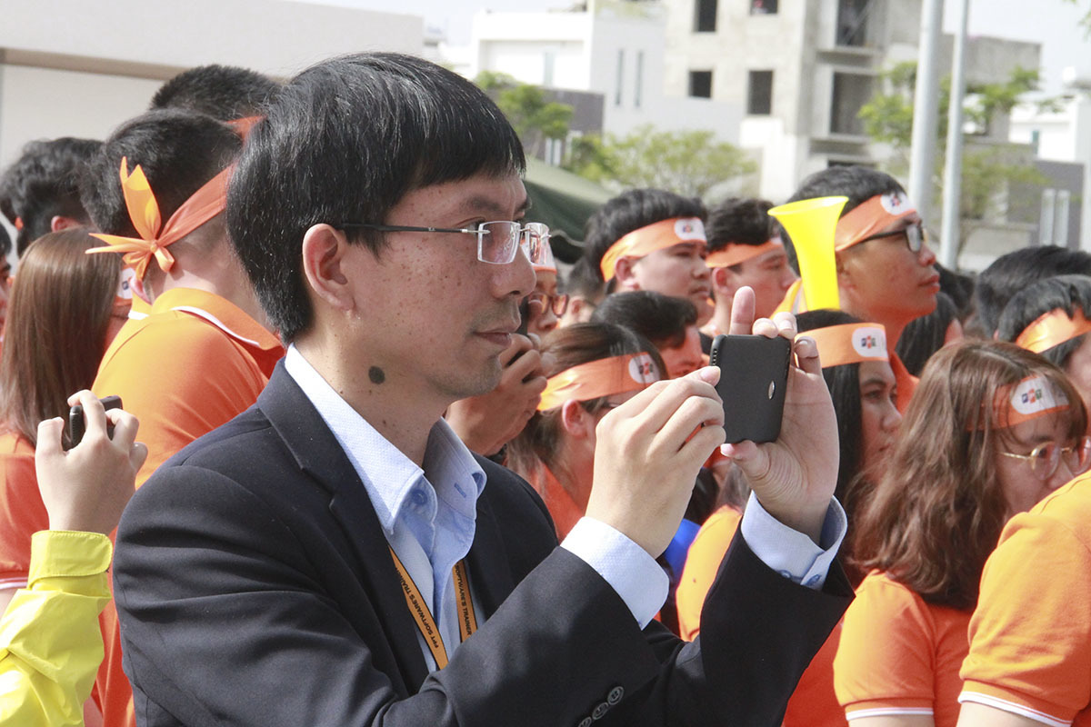 <p> Trong bộ vest lịch lãm, anh Nguyễn Tuấn Phương, GĐ FPT Software Đà Nẵng, với tư cách chủ nhà đã chăm chú quay lại những hình ảnh đẹp diễn ra tại FPT Complex.</p>