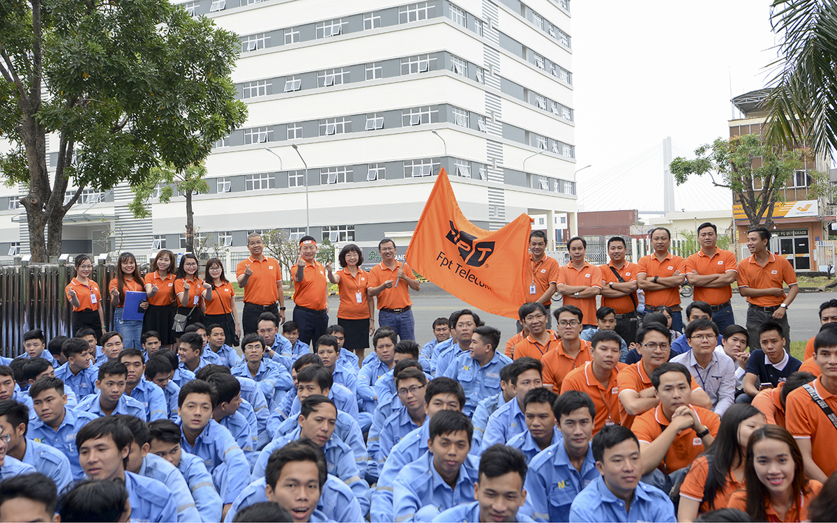 <p class="Normal"> Từ 6h30 sáng nay (ngày 17/1), FPT Tân Thuận phủ một màu cam rực rỡ, người họ F hào hứng với các hoạt động chào mừng Đại lễ FPT 30 năm Tiên phong.</p> <p class="Normal"> Thần dân Phương Nam là đội quân đến sớm và đông đủ nhất. Khoảng 200 người, bao gồm quản lý và kỹ thuật viên hào hứng khi được Chủ tịch FPT đến hỏi thăm, động viên.</p>