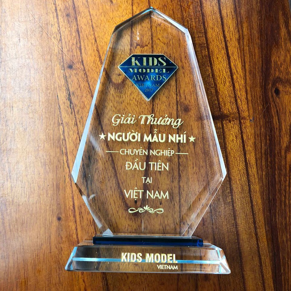 <p> Chiếc Cup giải thưởng của chương trình “Kid Model Awards Vietnam 2017” sẽ là hành trang để Bích Diệp tự tin thể hiện khả năng của mình nhiều hơn trong tương lai.</p>