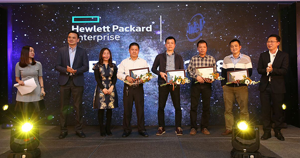 Anh Nguyễn Ngọc Minh Huân (thứ 2 từ phải qua) - GĐ Kinh doanh toàn quốc của FPS, đại diện Synnex FPT nhận danh hiệu từ HPE.