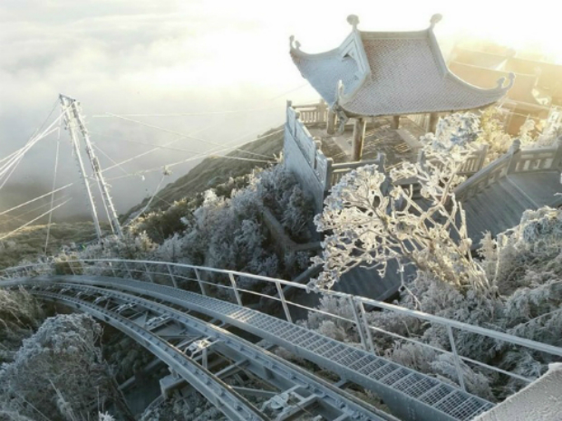 Nếu may mắn, bạn có thể nhìn thấy tuyết trên đỉnh núi Fansipan. Ảnh: Chiến Nguyễn.