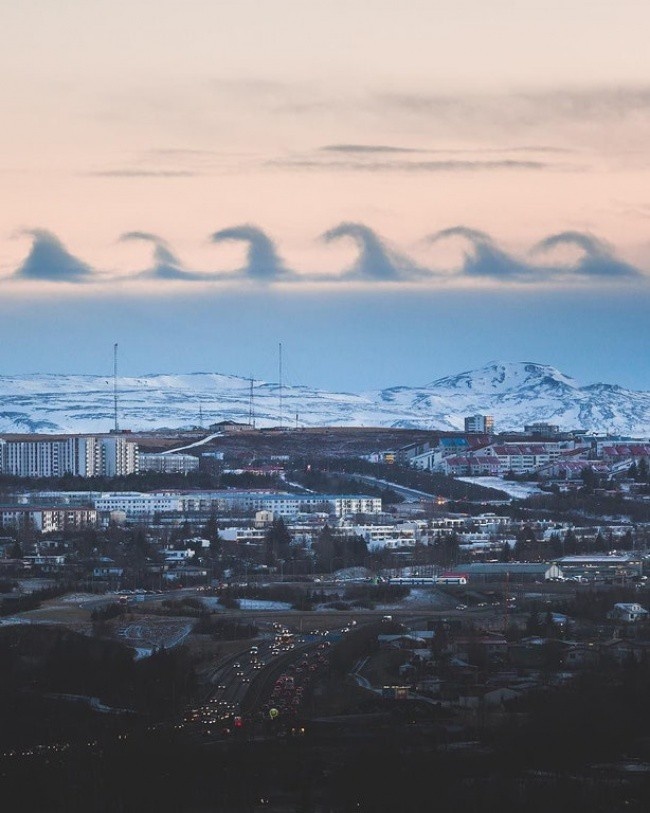 <p> Những đám mây vô tình tạo ra những hoa văn vô cùng ấn tượng cho đường chân trời. </p>