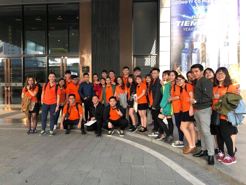     <p> Company Tour - Tham quan khách sạn Intercontinental Hanoi Landmark72 đã mang lại một trải nghiệm tuyệt vời cho các sinh viên. Cả đoàn đã được trải nghiệm một môi trường làm việc sang trọng và chuyên nghiệp, có thêm cho mình một lựa chọn về nghề nghiệp trong tương lai.</p>