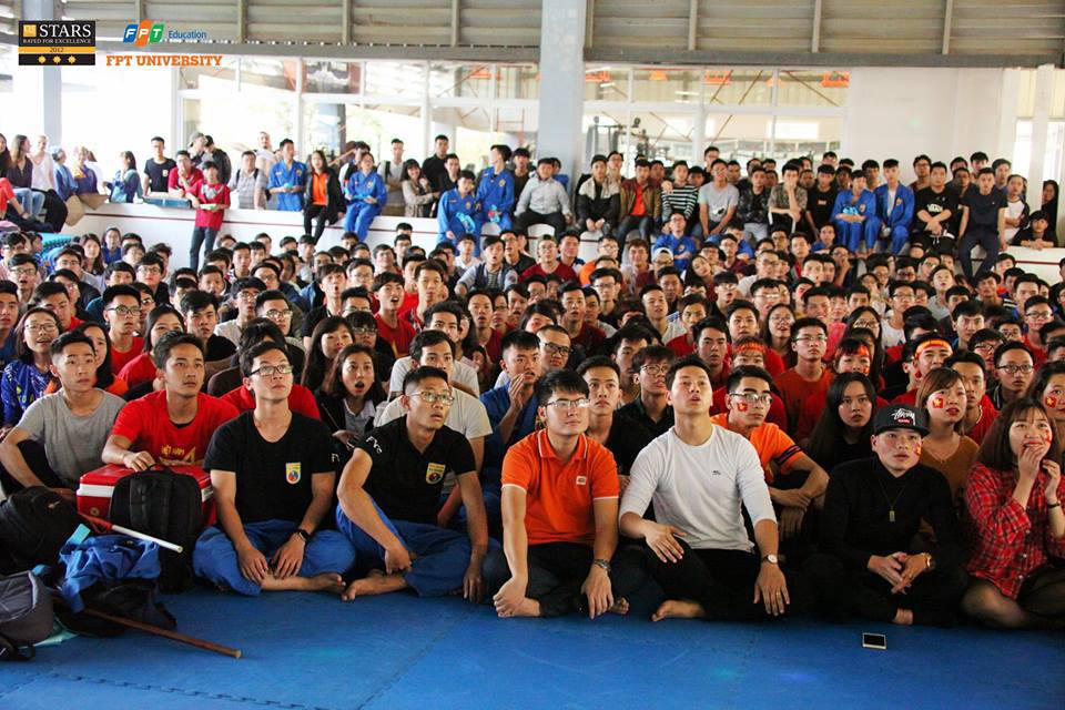 <p> Khi trận đấu còn chưa bắt đầu, các sinh viên đã tụ họp đông đủ ở sàn tập Vivonam của trường để sẵn sàng cháy hết mình cùng trận đấu quan trọng của tuyển U23 Việt Nam. </p>