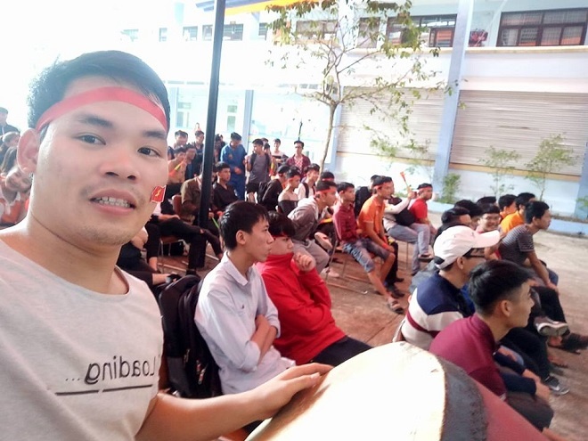 <p style="text-align:justify;"> Anh Phan Minh Dương, FPT Polytechnic, sử dụng trống để cổ vũ đội bóng U23 Việt Nam. </p>