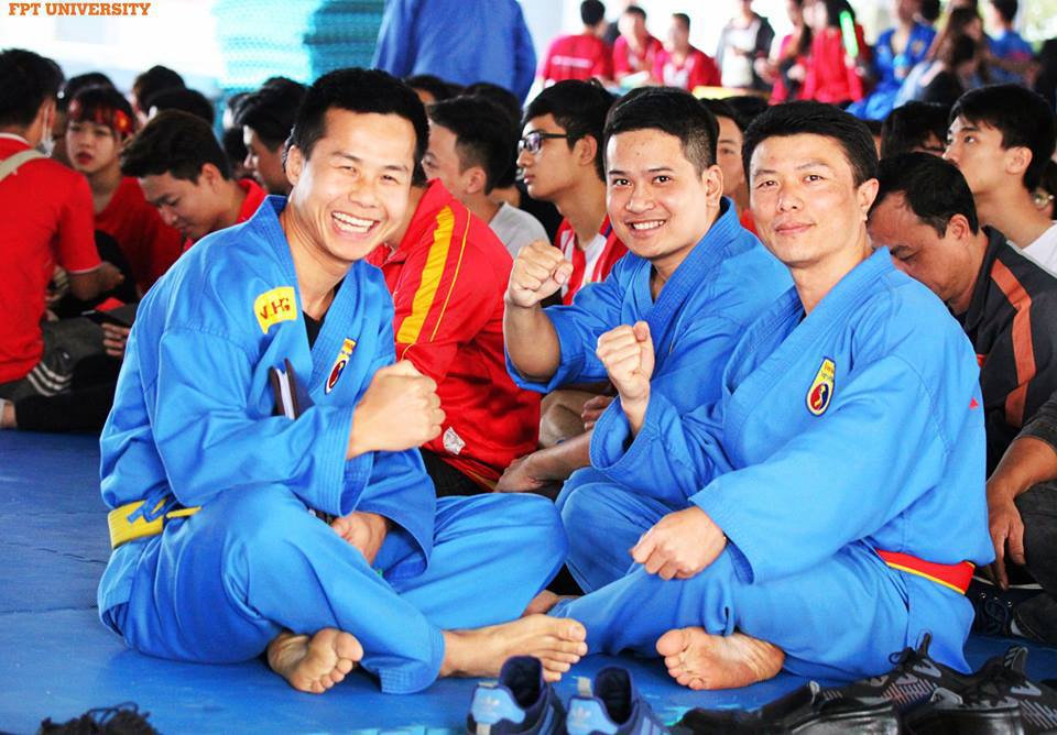 <p> Không chỉ các sinh viên tham gia cổ vũ cho đội tuyển U23 Việt Nam mà các thầy giáo, huấn luyện viên Vovinam cũng có mặt tại đây để theo dõi trận đấu hấp dẫn này.</p>