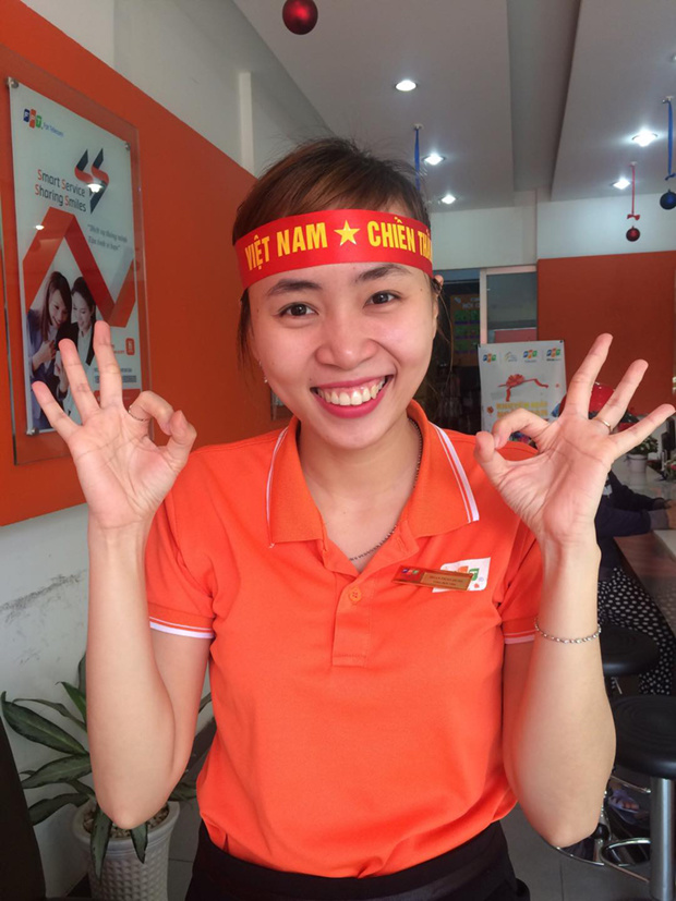 <p> Nữ giao dịch viên của chi nhánh Long An bày tỏ sự ủng hộ với đội tuyển với băng rôn và gửi tới lời mong ước rằng U23 Việt Nam sẽ mang chức vô địch về nước nhà.</p>