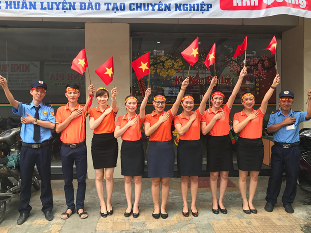 <p> Chi nhánh Tân Bình với cờ và những lá cờ nhỏ trang trí trên hai má. Ngày hôm qua chi nhánh cũng chung với với hàng dòng người cầm cờ và hò reo "Việt Nam vô địch".</p>