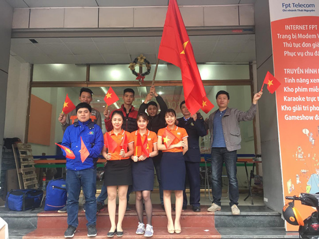 <p> Chi nhánh Thái Nguyên với cờ lớn, nhỏ cùng mong ước "Việt Nam vô địch".</p>