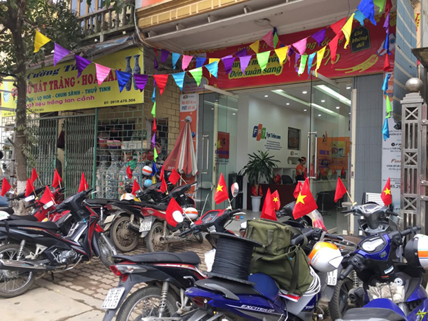 <p> Toàn bộ xe máy của CBNV chi nhánh FPT Telecom Yên Bái được gắn những lá cờ nhỏ.</p>
