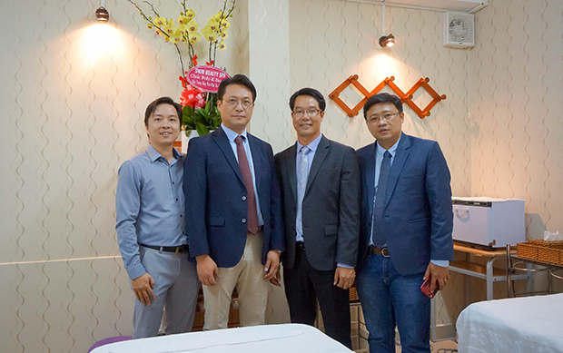 Ông Kim Jin Hyun – CEO Edu Messenger Hàn Quốc (giữa trái) và ông Nguyễn Văn Tẩn - Giám đốc Poly K-Beauty TP Hồ Chí Minh (giữa phải).