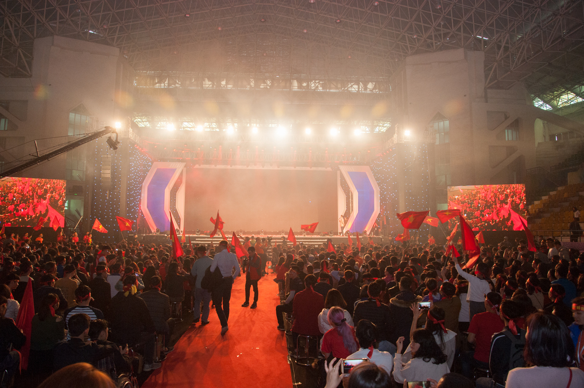 <p> Đúng 13h ngày 27/1, hơn 4.000 người FPT Software đã có mặt đông đủ tại Cung thể thao Quần Ngựa, Hà Nội, để tham gia lễ tổng kết năm 2017 với chủ đề “Transformation”. Cả khán đài được nhuộm đỏ bởi màu cờ sắc áo Việt Nam mà hơn 4.000 người nhà Phần mềm đã mang trên mình. Buổi lễ có sự tham dự của Chủ tịch FPT Software Hoàng Nam Tiến, CEO FPT Software Hoàng việt Anh, CEO FPT IS Phạm Minh Tuấn cùng nhiều cán bộ lãnh đạo của nhà Phần mềm FPT. </p>