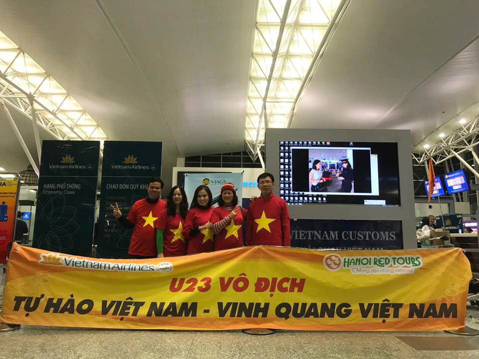<p> Cùng ngày, PTGĐ FPT Đỗ Cao Bảo (ngoài cùng bên phải) và TGĐ FPT Hòa Lạc Nguyễn Văn Lộc (ngoài cùng bên trái) cũng đáp chuyến bay từ Việt Nam sang cổ vũ đội tuyển nhà.</p>